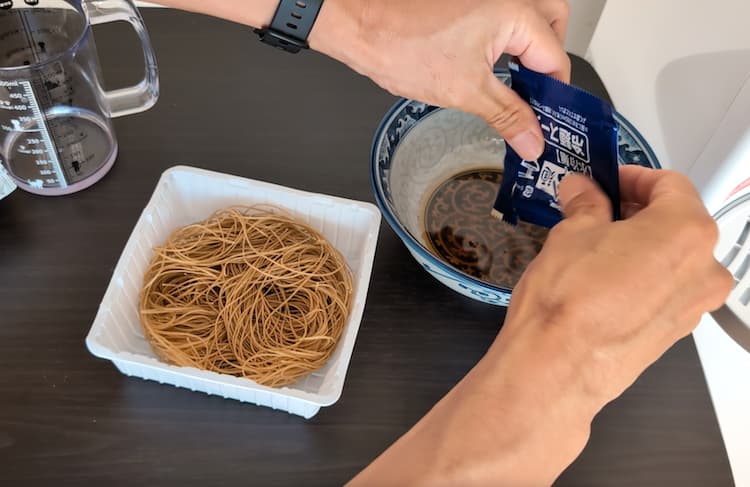 冷麺スープの素を器にあけたところ