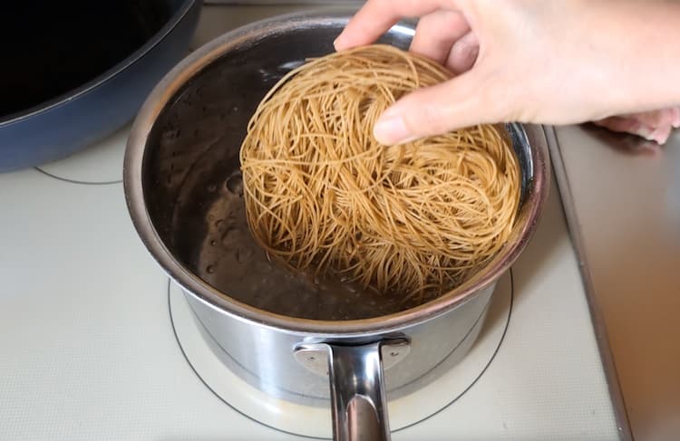 沸騰したお湯に冷麺の麺を投入したところ