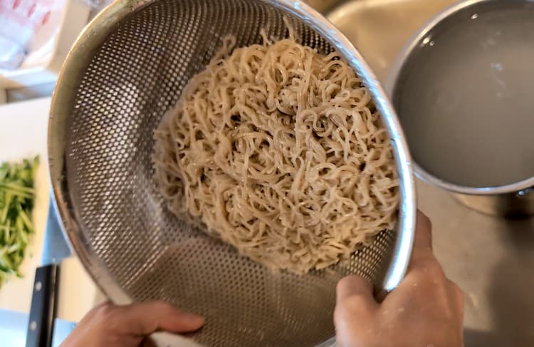 冷麺の水を切っているところ