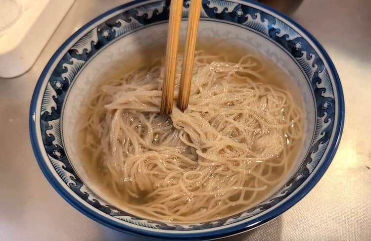 ハミングウォーターの冷水を混ぜて作った冷麺スープに麺を投入したところ