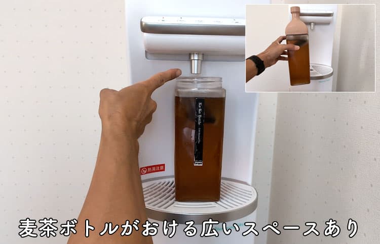 ハミングウォーターの水を麦茶ボトルに注いでいるところ