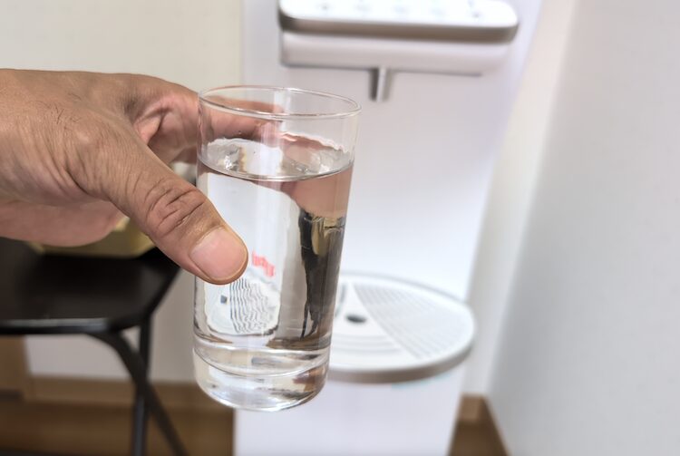 2年使用したハミングウォーターで水をグラスに注いだところ