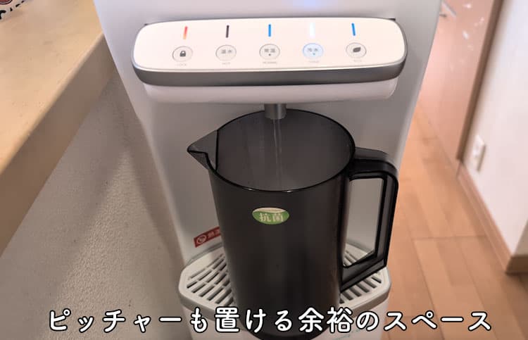 ハミングウォーターの水受けトレイに大きなピッチャーを乗せて水を注いでいるところ