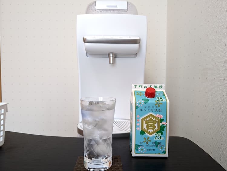 ハミングウォーターで浄水した水で作った氷を焼酎の水割りに使っている様子